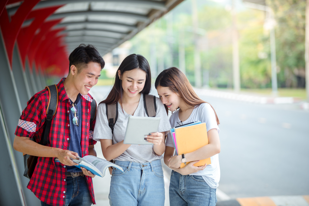 Teenagers can study in the. Tu che May Bay CA nhan.